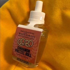 Bath & Body Works Cinnamon Pretzel Roll Wallflower